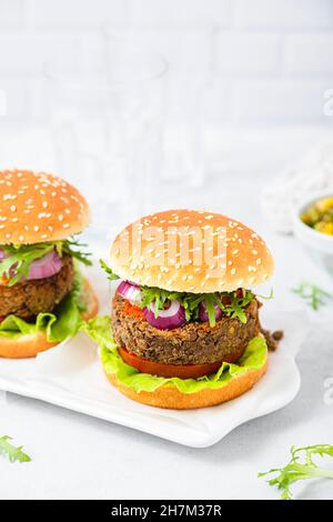 Frisches Reisburger-Sandwich auf dem Teller serviert Stockfoto