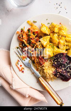 Essstäbchen von frisch mariniertem Huhn mit Quinoa und Gemüseschüssel Stockfoto