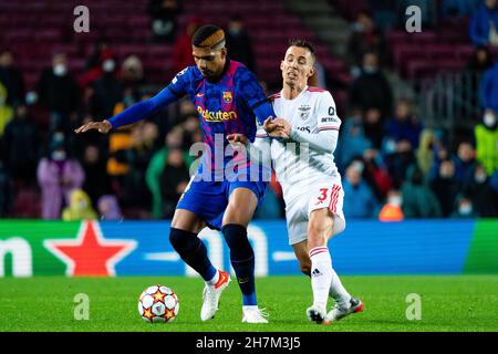 Barcelona, Spanien. 23rd. November 2021. Ronald Araujo (L) von Barcelona steht mit Alejandro Grimaldo von Benfica während des Fußballspiels der UEFA Champions League-Gruppe E zwischen dem FC Barcelona und SL Benfica am 23. November 2021 in Barcelona, Spanien, im Spiel. Quelle: Joan Gosa/Xinhua/Alamy Live News Stockfoto