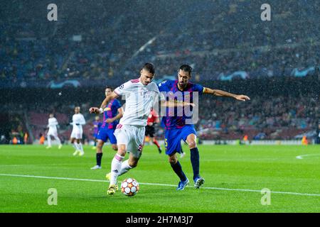 Barcelona, Spanien. 23rd. November 2021. Sergio Busquets (R) von Barcelona steht mit Julian Weigl von Benfica während des Fußballspiels der UEFA Champions League-Gruppe E zwischen dem FC Barcelona und SL Benfica am 23. November 2021 in Barcelona, Spanien, gegenüber. Quelle: Joan Gosa/Xinhua/Alamy Live News Stockfoto