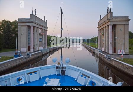 Eingang zur Schleuse Nr. 6 MK am Moskau-Wolga-Kanal, Russland, Europa Stockfoto