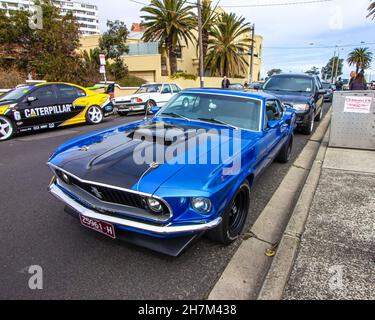 Ford Mustang Mach 1, blau und schwarz, 351 Kleinblockmotor, Oldtimer. Melbourne Car Show Vatertag. St Kilda, Victoria - Australien. Stockfoto