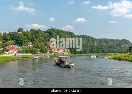 Dampfer auf der Elbe vor der Landestelle des Kurortes Rathen, Sächsische Schweiz, Sachsen, Deutschland Stockfoto