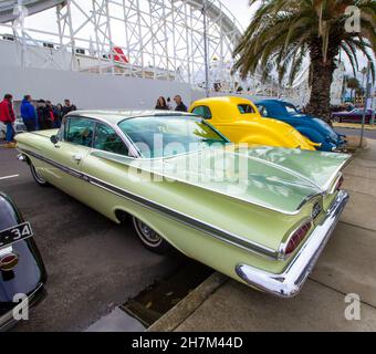 Chevy Bel Air, gelbes oder grünes Auto, das in den Straßen von St. Kilda geparkt ist, sonniger Tag während der Autoschau neben dem Vergnügungspark. Melbourne, Australien Stockfoto
