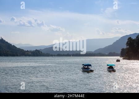 Bild von zwei touristischen Booten, elektrisch, auf dem ossiacher See in Sattendorf, Österreich. Der Ossiacher See ist ein See im österreichischen Bundesstaat Carin Stockfoto