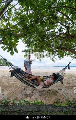 Entspannen in einer Hängematte am Strand in Phuket Thailand, ein Paar Mann und Frau auf einem Luxusurlaub in Thailand. Stockfoto