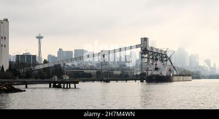 Seattle - 21. November 2021; der Apollon Bulk Carrier lädt an einem nebligen Novembermorgen am Pier 86 Grain Terminal in Seattle Stockfoto