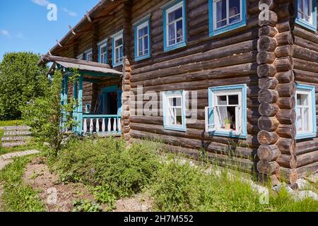 Altes russisches Bauernhaus im Museumsdorf Verkhniye Mandrogi am Fluss SWIR, Mittlerer SWIR, Lenin-Wolga-Baltischer Kanal, Leningrader Gebiet, Russland, Eur Stockfoto