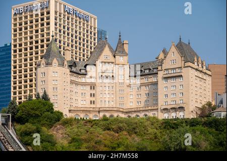 EDMONTON, KANADA - 30. Jul 2021: Edmonton, Alberta - 30. Juli 2021: Erhöhter Blick auf das Hotel Macdonald in edmonton. Stockfoto