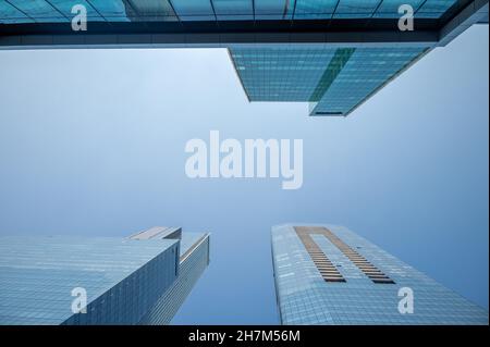 EDMONTON, KANADA - 01. Aug 2021: Edmonton, Alberta - 30. Juli 2021: Erhöhter Blick auf die Bürogebäude in der Innenstadt von Edmonton. Stockfoto