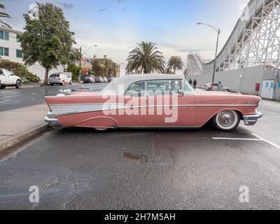 Seitenansicht eines Chevrolet Bel Air Klassikers auf der St. Kilda Car Show. Hellrosa Farbe. Melbourne Australien - September 2019. Stockfoto