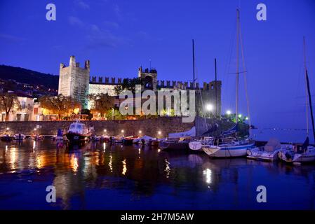 Am Hafen mit Burg, Torri del Benaco, Ostufer, Gardasee, Venetien, Italien Stockfoto