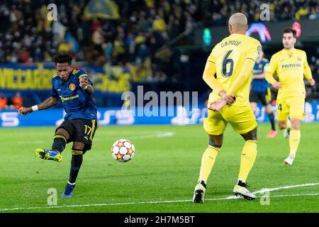 Villarreal, Spanien. 23rd. November 2021. Etienne Capoue vom FC Villarreal und Frederico Rodrigues De Paula Santos (Fred) vom FC Manchester United im Einsatz während der UEFA Champions League Gruppe F, Fußballspiel zwischen dem FC Villarreal CF und dem FC Manchester United im Estadio de la Ceramica.(Endstand; Villarreal CF 0:2 Manchester United FC) Kredit: SOPA Images Limited/Alamy Live News Stockfoto