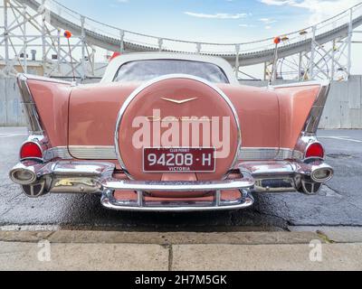 1957 Chevrolet Bel Air zurück. Ein amerikanisches Design, beliebt in der 1950s. Klassisches Muscle Car mit Reifenhalter im Rücken. Vergnügungspark im Hintergrund. Stockfoto