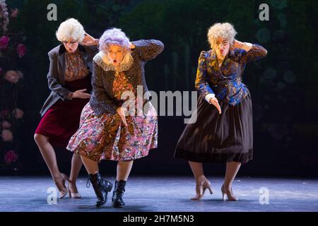 Paris, Frankreich. 23. November 2021, Mel Brooks Meisterwerk zum ersten Mal in Frankreich auf der Bühne „Les Producteurs“ „The Producers“ 2001 Broadway-Premiere auf New Direction von Alexis Michalik am Theater de Paris am 23. November 2021 in Paris, Frankreich. Foto von Nasser Berzane/ABACAPRESS.COM Quelle: Abaca Press/Alamy Live News Stockfoto