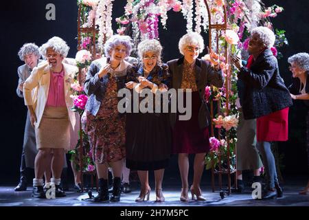 Paris, Frankreich. 23. November 2021, Mel Brooks Meisterwerk zum ersten Mal in Frankreich auf der Bühne „Les Producteurs“ „The Producers“ 2001 Broadway-Premiere auf New Direction von Alexis Michalik am Theater de Paris am 23. November 2021 in Paris, Frankreich. Foto von Nasser Berzane/ABACAPRESS.COM Quelle: Abaca Press/Alamy Live News Stockfoto