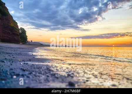 Sonnenaufgang in Coryton Cove in Dawlish vom Strand aus Stockfoto