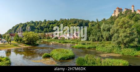 Blick auf die Harburg im Sommer vom Wörnitzer Tal, Schwaben, Bayern, Deutschland Stockfoto