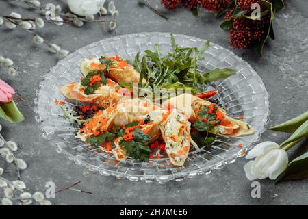 Dünne Pfannkuchen mit Kaviar und Lachs, zu Rollen gerollt Stockfoto