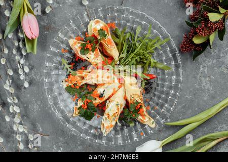 Dünne Pfannkuchen mit Kaviar und Lachs, zu Rollen gerollt Stockfoto