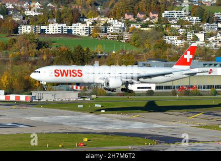 Swiss Boeing 777 landet am Flughafen Zürich. Flugzeug 777-300ER von Swiss Air Lines fliegt zum Flughafen Kloten. Großes Flugzeug von Swiss Airlines. Stockfoto
