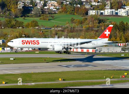 Swiss Airlines Boeing 777 landet am Flughafen Zürich. Flugzeug 777-300ER von Swiss Air Lines fliegt zum Flughafen Kloten. Großes Flugzeug der Schweizer. Stockfoto