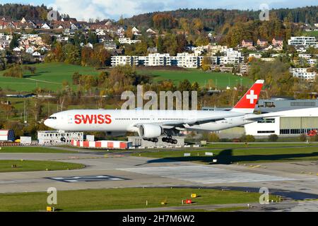 Swiss Boeing 777 landet am Flughafen Zürich. Flugzeug 777-300ER von Swiss Air Lines fliegt zum Flughafen Kloten. Großes Flugzeug von Swiss Airlines. Stockfoto