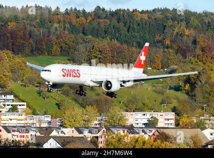 Swiss Boeing 777 landet am Flughafen Zürich. Flugzeug 777-300ER von Swiss Air Lines fliegt zum Flughafen Kloten. Großes Flugzeug von Swiss Airlines. Stockfoto