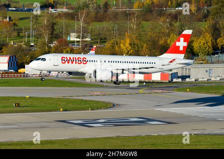 Swiss Airlines, Landung von Flugzeugen des Typs Airbus A220 CS300. Neues, modernes Flugzeug von Swiss Air Lines landet auf der Start- und Landebahn des Flughafens Kloten 28 Stockfoto