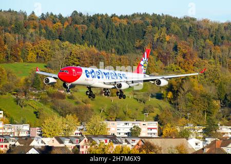 Airbus A340-300 der Firma Airbus der Firma Airbus der Firma Airbus der Firma Airbus Air Zürich landet auf dem Flughafen Zürich. Flugzeug der EdelweissAir A340 auf finaler Anflug auf den Flughafen Kloten in der Herbstsaison. Stockfoto