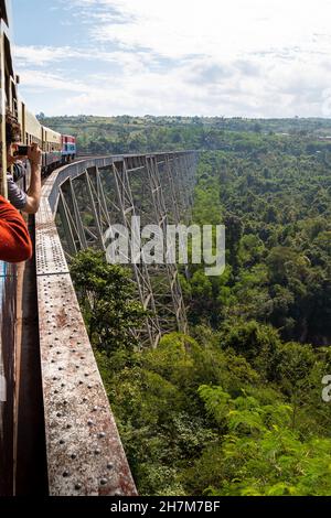 NAWNGHKIO, MYANMAR (BURMA) - 26. Dez 2017: Blick von einem Zug über das historische Goteik Viadukt im Shan State, der höchsten Brücke in Myanmar Stockfoto