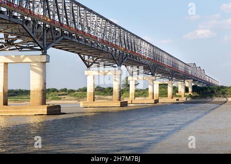 Pakokku-Brücke über den Irrawaaddy-Fluss in Myanmar (Burma). Stockfoto