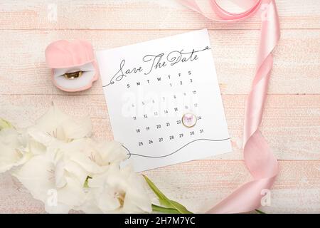 Schöne Komposition mit Hochzeitskalender auf dem Tisch Stockfoto