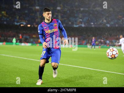 Sabadell, Barcelona, Spanien. 23rd. November 2021. Barcelona Spanien 23.11.2021 Yusuf Demir (FC Barcelona) schaut während der UEFA Champions League zwischen dem FC Barcelona und Benfica am 23. November 2021 im Camp Nou in Barcelona. Quelle: Xavi Urgeles/ZUMA Wire/Alamy Live News Stockfoto