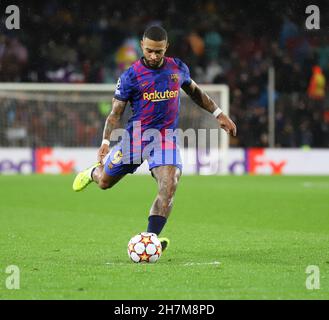 Sabadell, Barcelona, Spanien. 23rd. November 2021. Barcelona Spanien 23.11.2021 Memphis Depay (FC Barcelona) kontrolliert den Ball während der UEFA Champions League zwischen dem FC Barcelona und Benfica am 23. November 2021 im Camp Nou in Barcelona. Quelle: Xavi Urgeles/ZUMA Wire/Alamy Live News Stockfoto