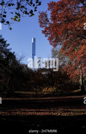 Milliardäre’ Row, luxuriöse Wolkenkratzer am Central Park South in New York. Die Bleistifttürme gehören zu den höchsten und teuersten Residenzen der Welt. Stockfoto