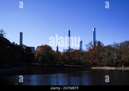 Milliardäre’ Row, luxuriöse Wolkenkratzer am Central Park South in New York. Die Bleistifttürme gehören zu den höchsten und teuersten Residenzen der Welt. Stockfoto