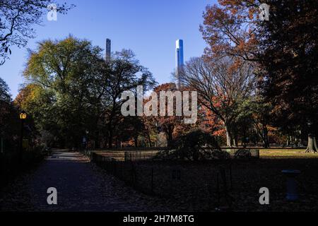 Milliardäre’ Row, luxuriöse Wolkenkratzer am Central Park South in New York. Die Bleistifttürme gehören zu den höchsten und teuersten Residenzen der Welt. Stockfoto