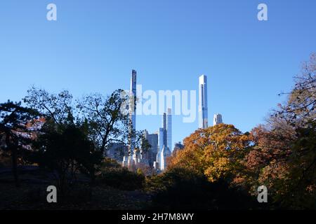 Milliardäre’ Row, luxuriöse Wolkenkratzer am Central Park South in New York. Die Bleistifttürme gehören zu den höchsten und teuersten Residenzen der Welt. Stockfoto