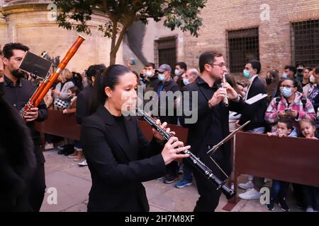 Malaga, Spanien. 19th. November 2021. Während der außerordentlichen Prozession werden Bandmitglieder beim Flötenspielen gesehen.am Ende der Ausstellung von El Verbo Encarnado versammelten sich Anhänger, um die Übertragung der heiligen Bilder zu erleben. (Foto von Francis Gonzalez/SOPA Images/Sipa USA) Quelle: SIPA USA/Alamy Live News Stockfoto