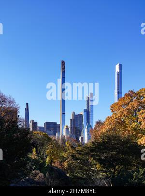 Milliardäre’ Row, luxuriöse Wolkenkratzer am Central Park South in New York. Die Bleistifttürme gehören zu den höchsten und teuersten Residenzen der Welt. Stockfoto