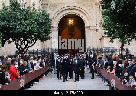 Malaga, Spanien. 19th. November 2021. Während der außerordentlichen Prozession warten eifrige Anhänger darauf, dass die verängstigten Bilder vorbeikommen.Anhänger versammelten sich, um am Ende der Ausstellung von El Verbo Encarnado die Übertragung der heiligen Bilder zu erleben. (Foto von Francis Gonzalez/SOPA Images/Sipa USA) Quelle: SIPA USA/Alamy Live News Stockfoto