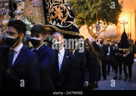 Malaga, Spanien. 19th. November 2021. Religiöse Freiwillige tragen während der außerordentlichen Prozession ein heiliges Bild.am Ende der Ausstellung von El Verbo Encarnado versammelten sich Anhänger, um die Übertragung der heiligen Bilder zu bezeugen. (Foto von Francis Gonzalez/SOPA Images/Sipa USA) Quelle: SIPA USA/Alamy Live News Stockfoto