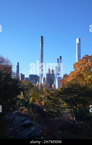 Milliardäre’ Row, luxuriöse Wolkenkratzer am Central Park South in New York. Die Bleistifttürme gehören zu den höchsten und teuersten Residenzen der Welt. Stockfoto