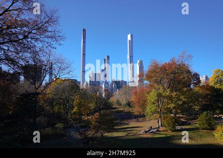 Milliardäre’ Row, luxuriöse Wolkenkratzer am Central Park South in New York. Die Bleistifttürme gehören zu den höchsten und teuersten Residenzen der Welt. Stockfoto