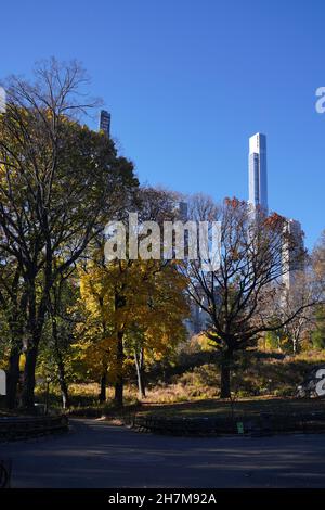 Milliardäre’ Row, luxuriöse Wolkenkratzer am Central Park South in New York. Die Bleistifttürme gehören zu den höchsten und teuersten Residenzen der Welt. Stockfoto