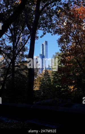 Milliardäre’ Row, luxuriöse Wolkenkratzer am Central Park South in New York. Die Bleistifttürme gehören zu den höchsten und teuersten Residenzen der Welt. Stockfoto