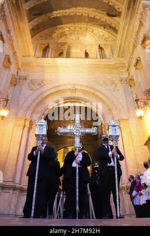 Malaga, Spanien. 19th. November 2021. Während der außerordentlichen Prozession tragen die Altarbediener das Prozessionskreuz und Kerzen.am Ende der Ausstellung von El Verbo Encarnado versammelten sich Anhänger, um die Übertragung der heiligen Bilder zu erleben. (Bild: © Francis Gonzalez/SOPA Images via ZUMA Press Wire) Stockfoto