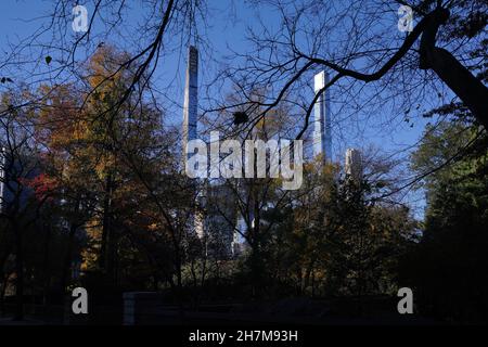 Milliardäre’ Row, luxuriöse Wolkenkratzer am Central Park South in New York. Die Bleistifttürme gehören zu den höchsten und teuersten Residenzen der Welt. Stockfoto