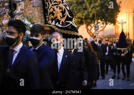 Malaga, Spanien. 19th. November 2021. Religiöse Freiwillige tragen während der außerordentlichen Prozession ein heiliges Bild.am Ende der Ausstellung von El Verbo Encarnado versammelten sich Anhänger, um die Übertragung der heiligen Bilder zu bezeugen. (Bild: © Francis Gonzalez/SOPA Images via ZUMA Press Wire) Stockfoto